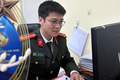 Khi “phóng viên bán chuyên” khoác màu xanh áo lính