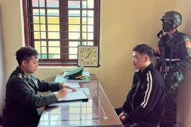 Bắt nhóm đối tượng vận chuyển trái phép tiền tệ