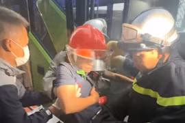 Nhanh chóng giải cứu lái xe mắc kẹt trong ca bin ô tô