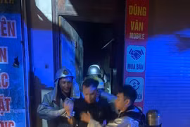 Kịp thời giải cứu 2 người mắc kẹt trong đám cháy lúc rạng sáng