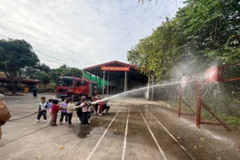 Tuyên truyền, trải nghiệm, chữa cháy, cứu nạn, cứu hộ cho cô giáo và học sinh nhóm mầm non