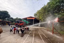 Tuyên truyền, trải nghiệm, chữa cháy, cứu nạn, cứu hộ cho cô giáo và học sinh nhóm mầm non