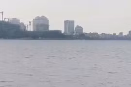 Chiến sỹ Công an lao mình xuống hồ Tây cứu người đuối nước 