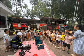 Tuyên truyền phòng cháy cho cán bộ, giáo viên và trải nghiệm thoát nạn cho trẻ nhỏ