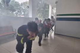 Hàng trăm học sinh trải nghiệm thoát nạn trong môi trường khói, khí phức tạp