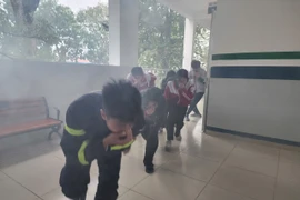 Hàng trăm học sinh trải nghiệm thoát nạn trong môi trường khói, khí phức tạp