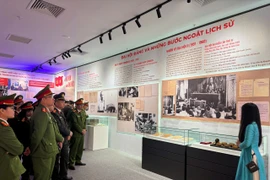 Triển lãm “Đảng cộng sản Việt Nam - Từ Đại hội đến Đại hội”