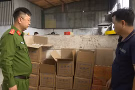 Sử dụng axit acetic pha với nước lã để sản xuất giấm giả