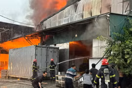 Xử lý nhanh đám cháy tại kho bánh kẹo ở xã Hương Sơn