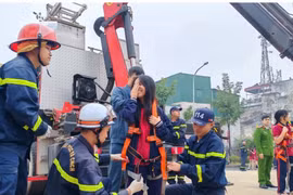 Các học sinh trải nghiệm thoát nạn trong môi trường khói, khí phức tạp