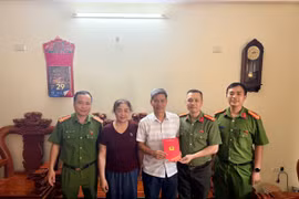 Tặng quà các chiến sỹ từng tham gia chiến trường miền Nam