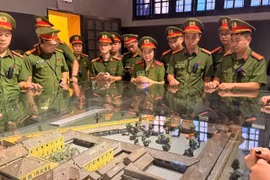 Dâng hương tại nhà tù Hỏa Lò, đợt sinh hoạt chính trị ý nghĩa của Công an phường Bồ Đề