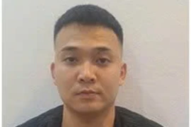 Vận động đối tượng bắt giữ người trái pháp luật bị truy nã ra đầu thú