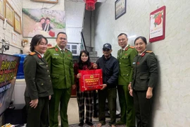 Tặng quà Tết động viên lực lượng tham gia bảo vệ an ninh, trật tự ở cơ sở có hoàn cảnh khó khăn