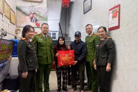 Tặng quà Tết động viên lực lượng tham gia bảo vệ an ninh, trật tự ở cơ sở có hoàn cảnh khó khăn