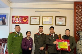 Công an phường Thanh Liệt thăm hỏi, tặng quà thân nhân liệt sĩ và gia đình có hoàn cảnh khó khăn