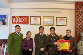 Công an phường Thanh Liệt thăm hỏi, tặng quà thân nhân liệt sĩ và gia đình có hoàn cảnh khó khăn