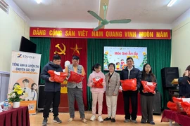 Trao quà cho học sinh khuyết tật hoàn cảnh khó khăn