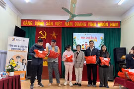Trao quà cho học sinh khuyết tật hoàn cảnh khó khăn