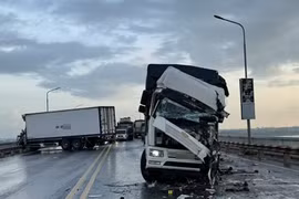 Cắt phá cabin, cứu hai tài xế mắc kẹt sau tai nạn trên cầu Thăng Long