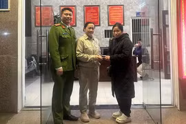 Trao trả số tiền cho người đánh rơi