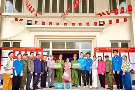 Thăm, động viên lực lượng làm nhiệm vụ phục vụ bầu cử tại phường Tây Hồ