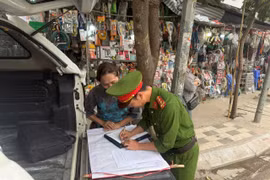 Xử lý một số hộ dân bày bán cây cảnh chiếm vỉa hè 