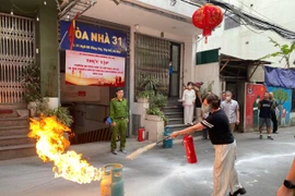 Thực tập phương án cứu nạn, cứu hộ trong tình huống giả định xảy cháy nhà để xe