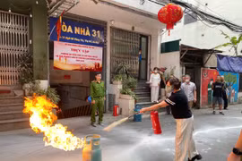 Thực tập phương án cứu nạn, cứu hộ trong tình huống giả định xảy cháy nhà để xe