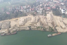 Khởi tố Giám đốc có hành vi tổ chức khai thác cát trái phép trên sông Hồng