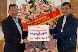 Công an thành phố Hà Nội chúc mừng Toà Giám mục Hưng Hoá nhân dịp Giáng sinh 2025