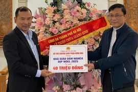 Công an thành phố Hà Nội chúc mừng Toà Giám mục Hưng Hoá nhân dịp Giáng sinh 2025