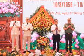 Đồng chí Vũ Đại Thắng - Uỷ viên Trung ương Đảng, Phó Bí thư Thành ủy, Chủ tịch UBND thành phố Hà Nội tặng hoa chúc mừng Công an Hà Nội nhân dịp kỷ niệm 70 ngày truyền thống lực lượng Cảnh sát kinh tế