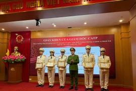 Nhiều cá nhân và tập thể Công an xã Thanh Trì được trao khen thưởng thành tích xuất sắc