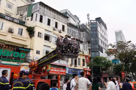 Du khách và học sinh tham gia trải nghiệm thoát nạn từ xe thang