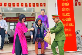 Hình ảnh lực lượng Công an giúp đỡ nhân dân tại các điểm bầu cử