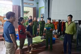 Cảnh sát đột kích cở sở mỗi ngày làm hàng tấn giá đỗ bằng hóa chất độc hại