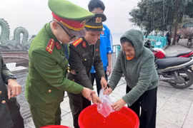 Lập điểm hỗ trợ người dân khu vực hồ Tây bảo vệ môi trường dịp ông Công, ông Táo