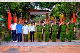 Công an xã Kim Anh tri ân các gia đình chính sách