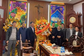 Công an Hà Nội trao 126 suất quà cho giáo dân có hoàn cảnh khó khăn tại Giáo xứ Thái Hà