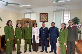 Tặng quà Tết các cháu nhỏ đang điều trị tại Bệnh viện Phục hồi chức năng