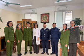 Tặng quà Tết các cháu nhỏ đang điều trị tại Bệnh viện Phục hồi chức năng