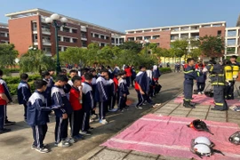 Gần 2.000 học sinh trải nghiệm thoát nạn từ nhà cao tầng