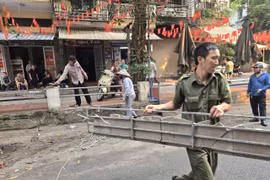 Các lực lượng xử lý vi phạm đối với các điểm lấn chiếm lòng đường vỉa hè kinh doanh tự phát, buôn bán, trông giữ phương tiện dựng mái che, mái vẩy, bục bệ, cầu dẫn sai quy định trên địa bàn phường