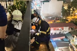 Kịp thời giải cứu cô gái trẻ “chênh vênh” trên tầng 9