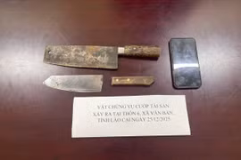 Dùng dao đe dọa cướp điện thoại bán lấy tiền chơi bida