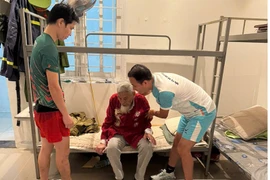 Lính cứu hoả kịp thời hỗ trợ cụ ông 90 tuổi bị tai nạn trên đường