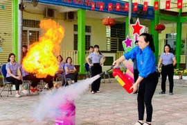 Cảnh sát phòng cháy hướng dẫn thoát nạn cho thầy và trò trường mầm non Ninh Hiệp