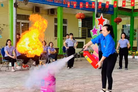 Cảnh sát phòng cháy hướng dẫn thoát nạn cho thầy và trò trường mầm non Ninh Hiệp