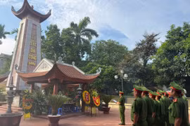 Dâng hương tri ân các anh hùng liệt sĩ, tiếp nối truyền thống vì nhân dân phục vụ